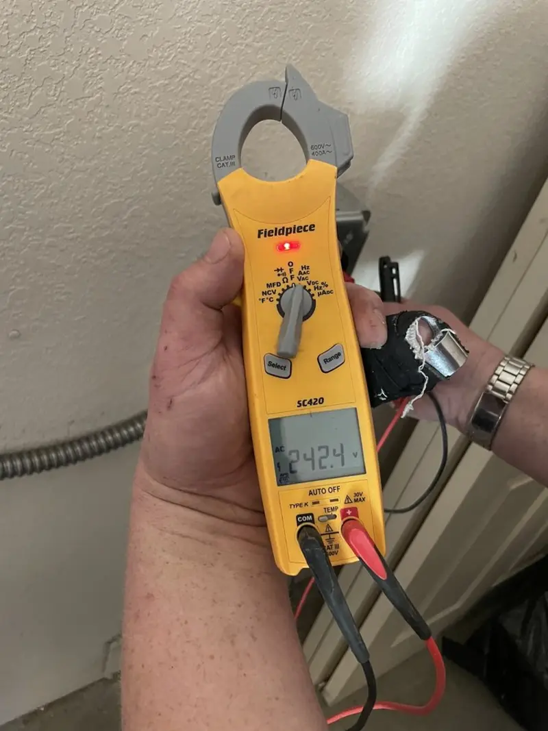 Voltage testing with clamp meter during Generator Installation in Oasis